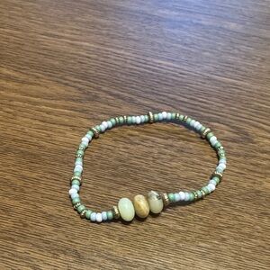 Elegant Stretchy Beaded Bracelet with Green and Gold Accents